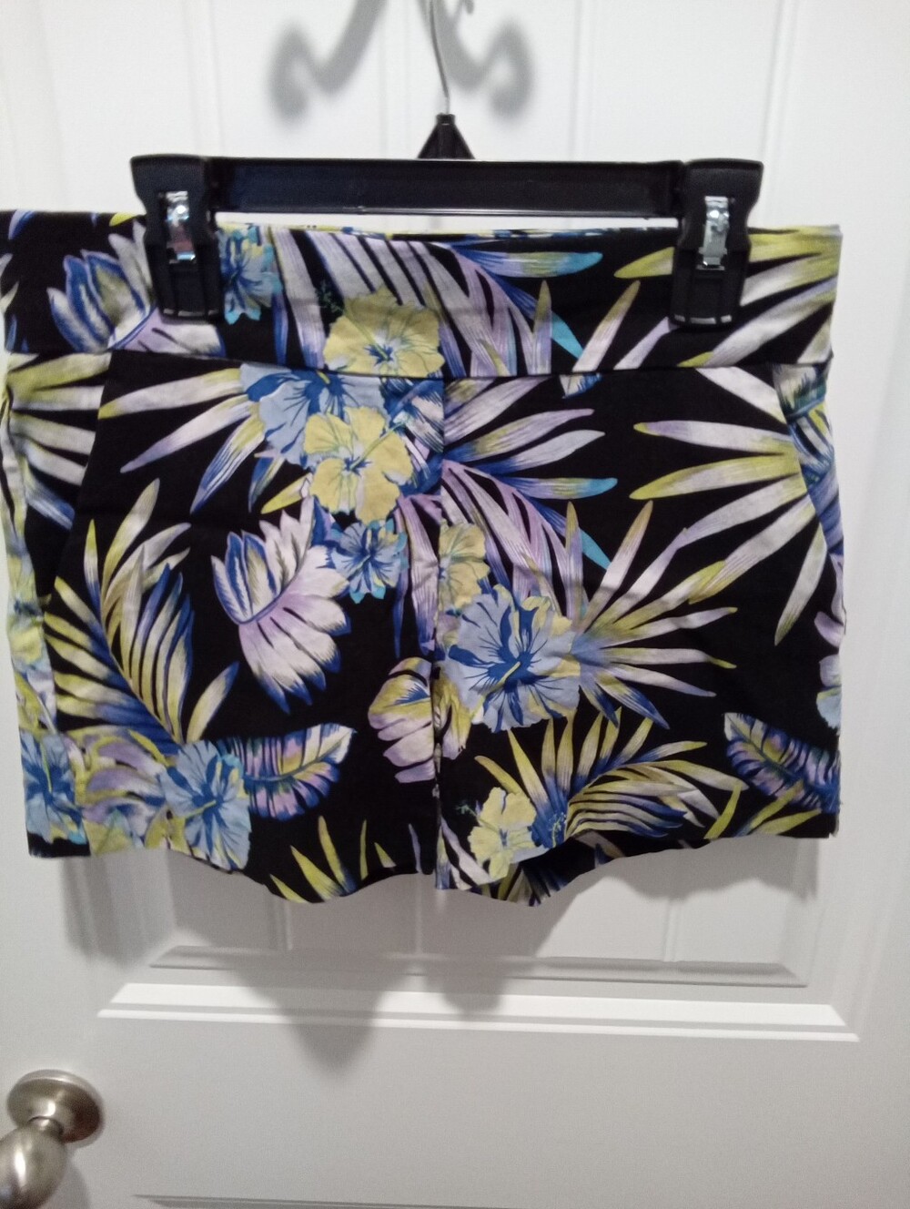 NY&C New York & Company Size S Tropical Leaf Colorful Print Pull-on Shorts